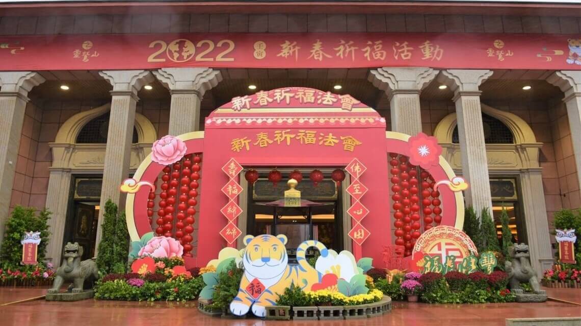 Paying Tribute to Buddhas during Lunar New Year Holidays Brings Fortune While Removing Hindrances