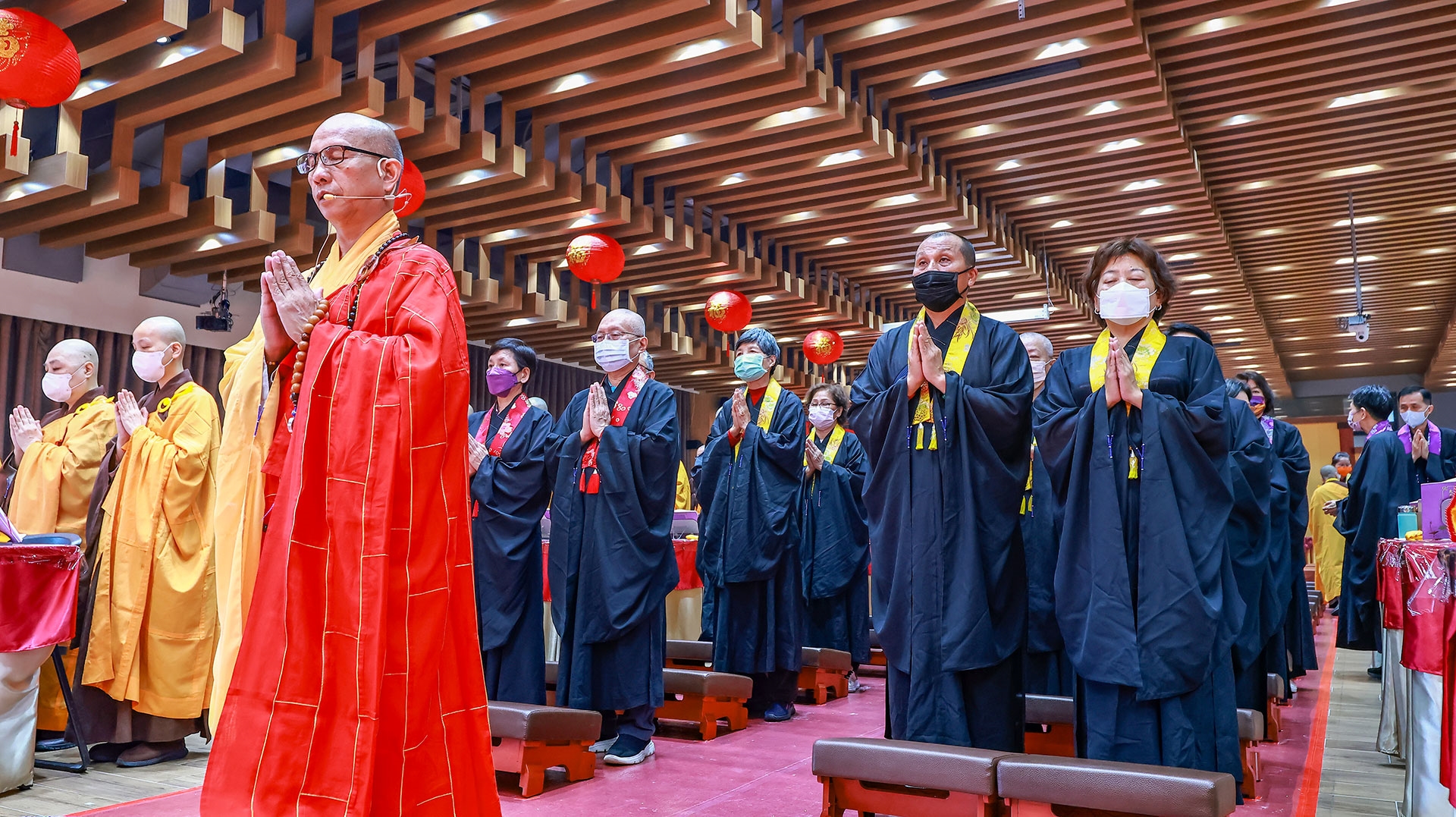 華嚴法會唱誦利人天  清淨梵唄  同圓種智  共願成佛道