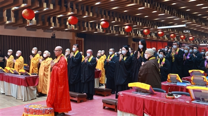 華嚴法會唱誦利人天  清淨梵唄  同圓種智  共願成佛道