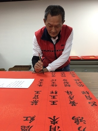 文書志工墨筆護持眾生 練字修心筆下功夫了得
