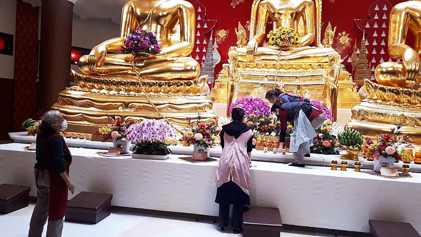 開運禮籃、轉運寶傘和諸多吉祥供果,因為是手作的細活兒,志工們手都停不下來。