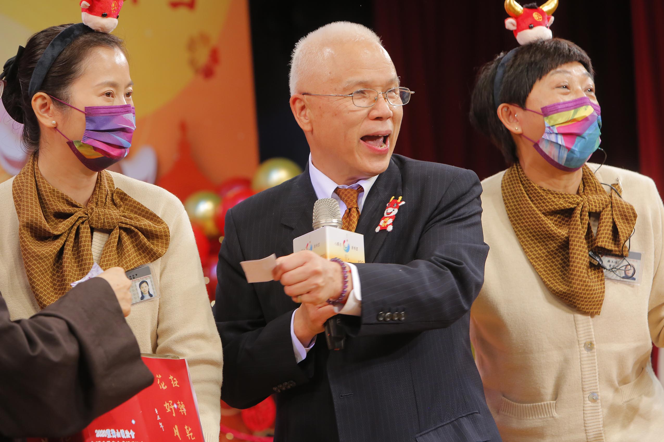 主持人葉競柔師兄於表演中穿插著抽獎活動,活動熱鬧非凡,精彩不斷。