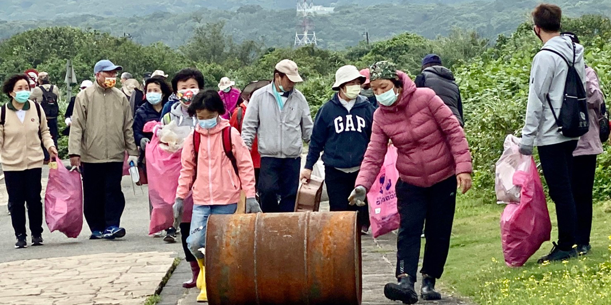 灵鹫山护法会新北B区75位师兄姐以实际净滩行动，守护认养的贡寮石碇溪海滩