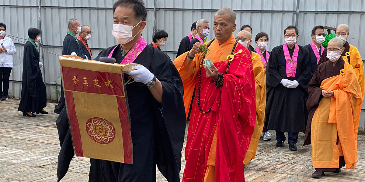 灵鹫山常住法师、贵宾、工程团队数十人，双手合十称诵佛号，欢喜合影。