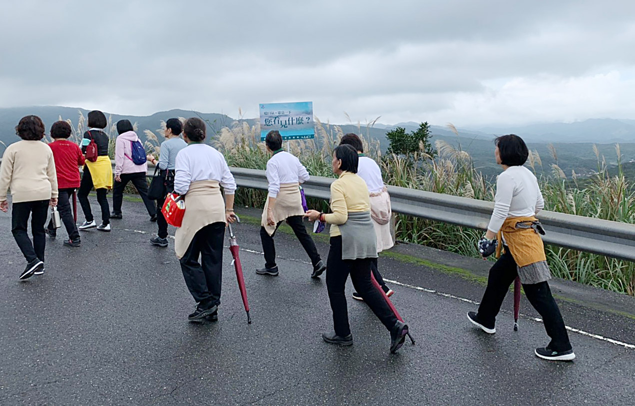 靈鷲山護法會幹部們進行徒步四公里的「聖山行腳」，從下院-聖山寺一路徒步走到上院-無生道場