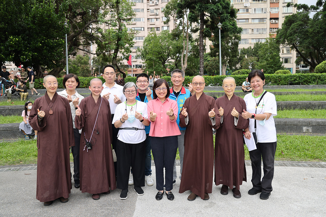 灵鹫山恒传法师、常存法师、宝月法师等多位法师，护法会副总会长何语、台北荣董联谊会会长吕火金均到场祝福，台北市副市长林奕华、民政局副局长吴坤宏、地方区长及多位民意代表也莅临现场，感谢教育、健康服务等协办机构、社区邻里共同支持绿色生活，让活动更顺利圆满。