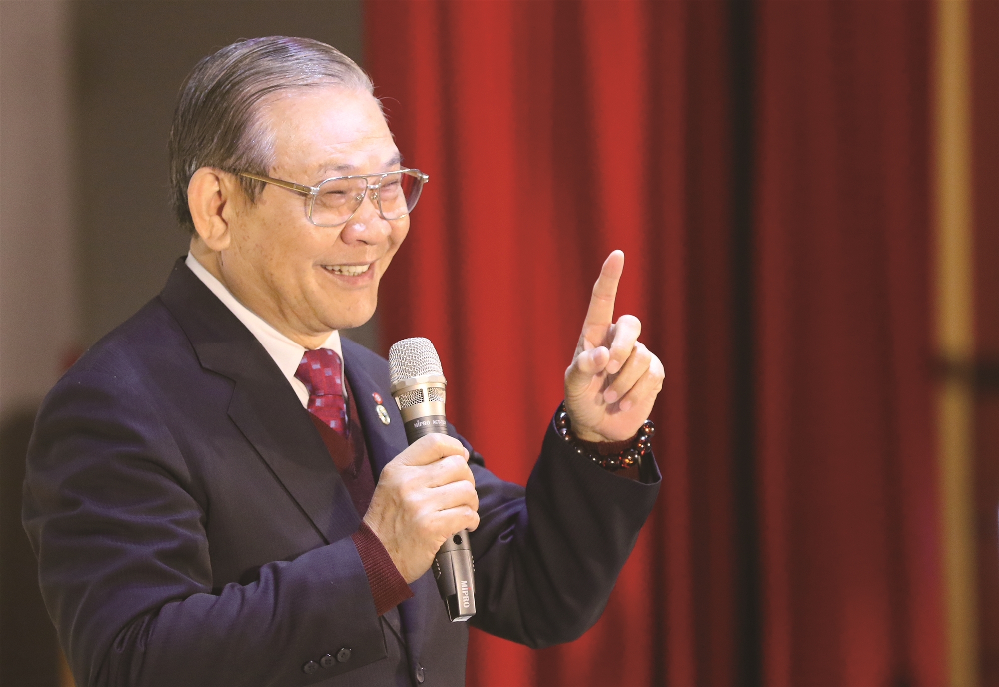 灵鹫山护法会副总会长-何语大德