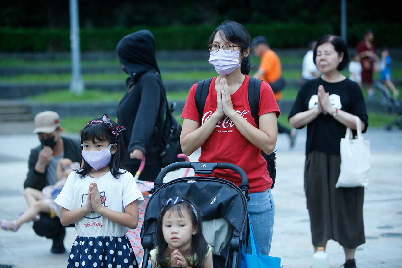 台北讲堂执事法昂法师邀请志工们一同上台，带领大家做一分禅，告诉小朋友宁静的力量是很大的，将一分禅的功德回向地球及大家平安，一起共度愉快而有意义的周末。